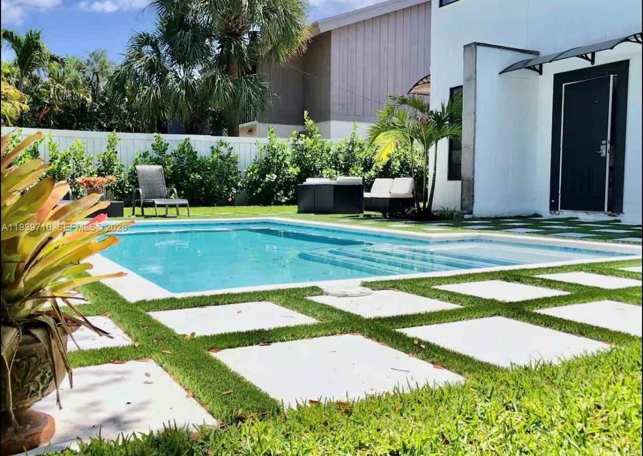 1501 Ne 24th St - Photo 6 of 31