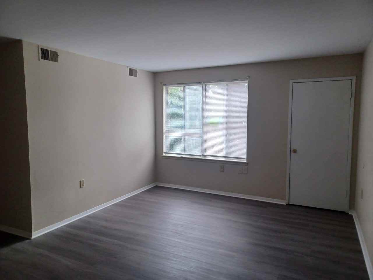 225 Chalmers Court 3B - Photo 3 of 6