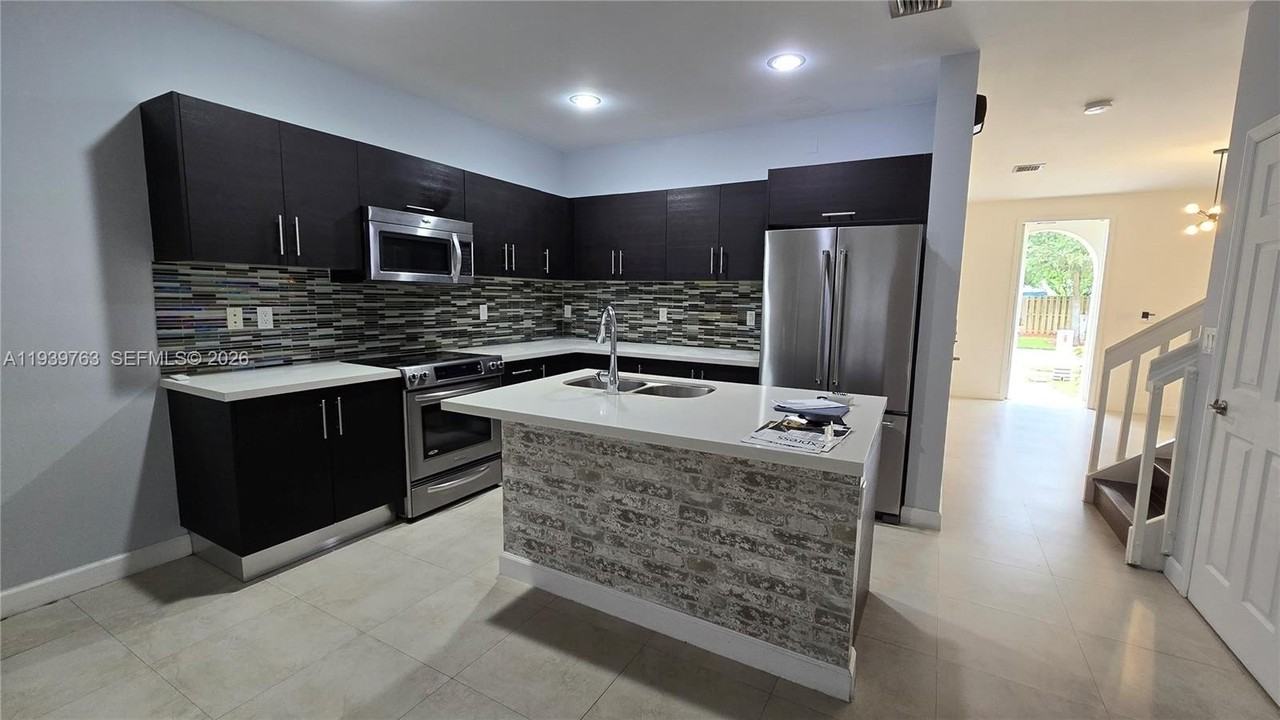 10320 Nw 70th Ter #10320 - Photo 6 of 24