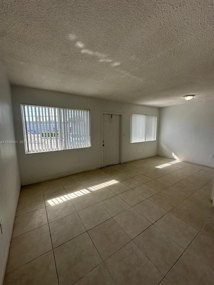 101 Nw 29th Ave #4 - Photo 3 of 12