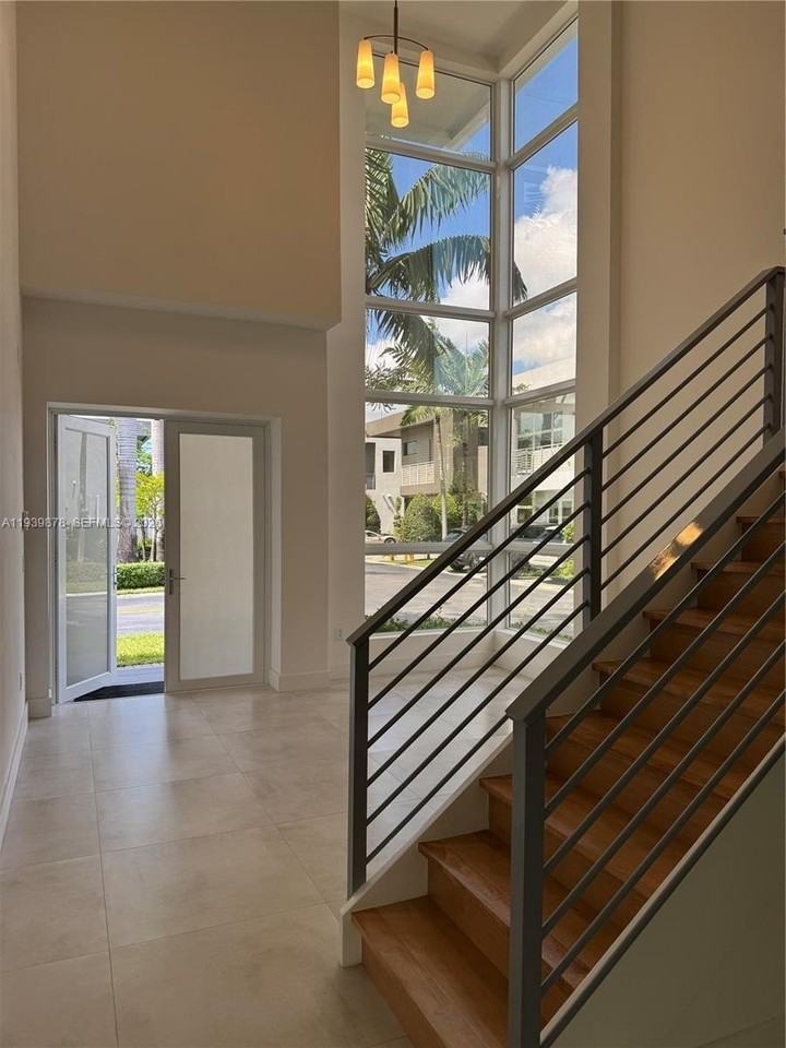 7547 Nw 98th Ave - Photo 4 of 19