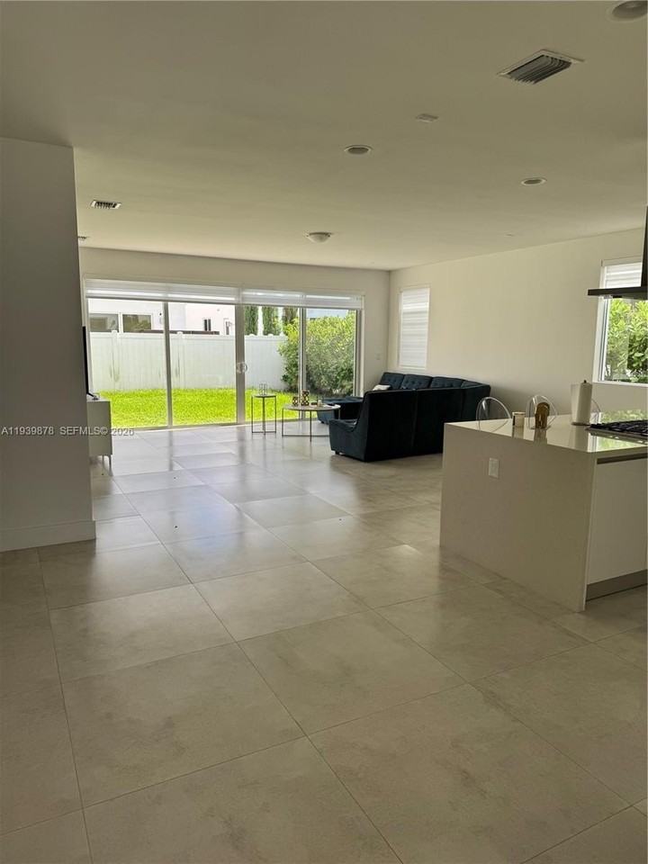 7547 Nw 98th Ave - Photo 5 of 19