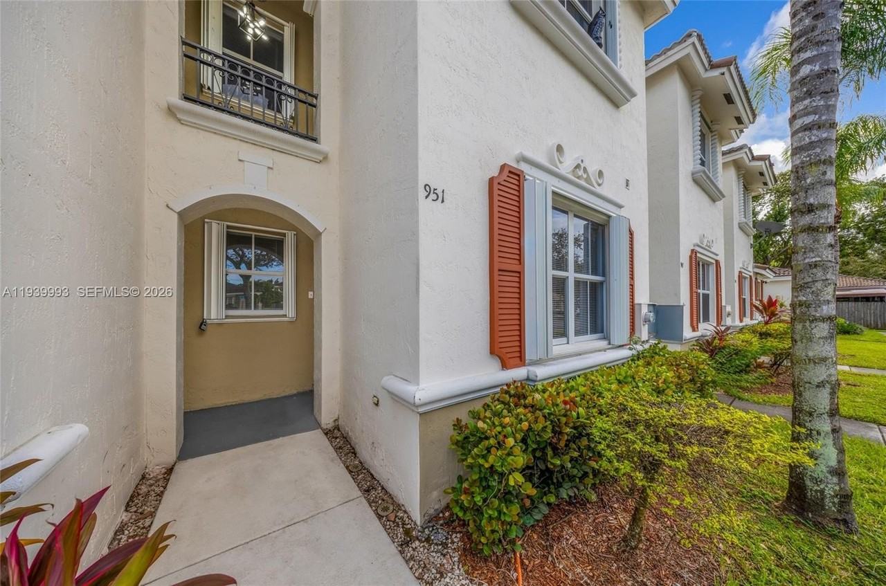 951 Ne 42nd Ter #951 - Photo 4 of 30