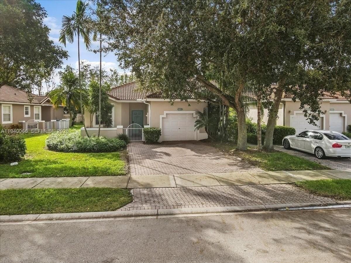 7620 S Aragon Blvd #1 - Photo 2 of 31