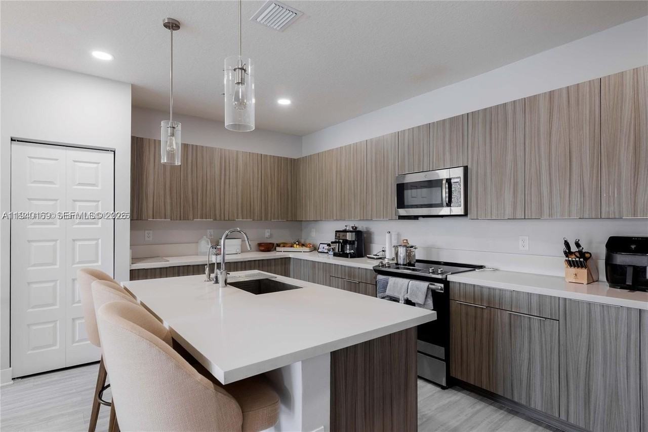 4714 Nw 84th Ct #4714 - Photo 3 of 11