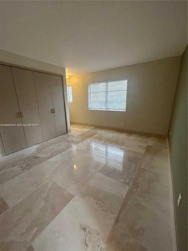 1060 92nd St #7 - Photo 7 of 18