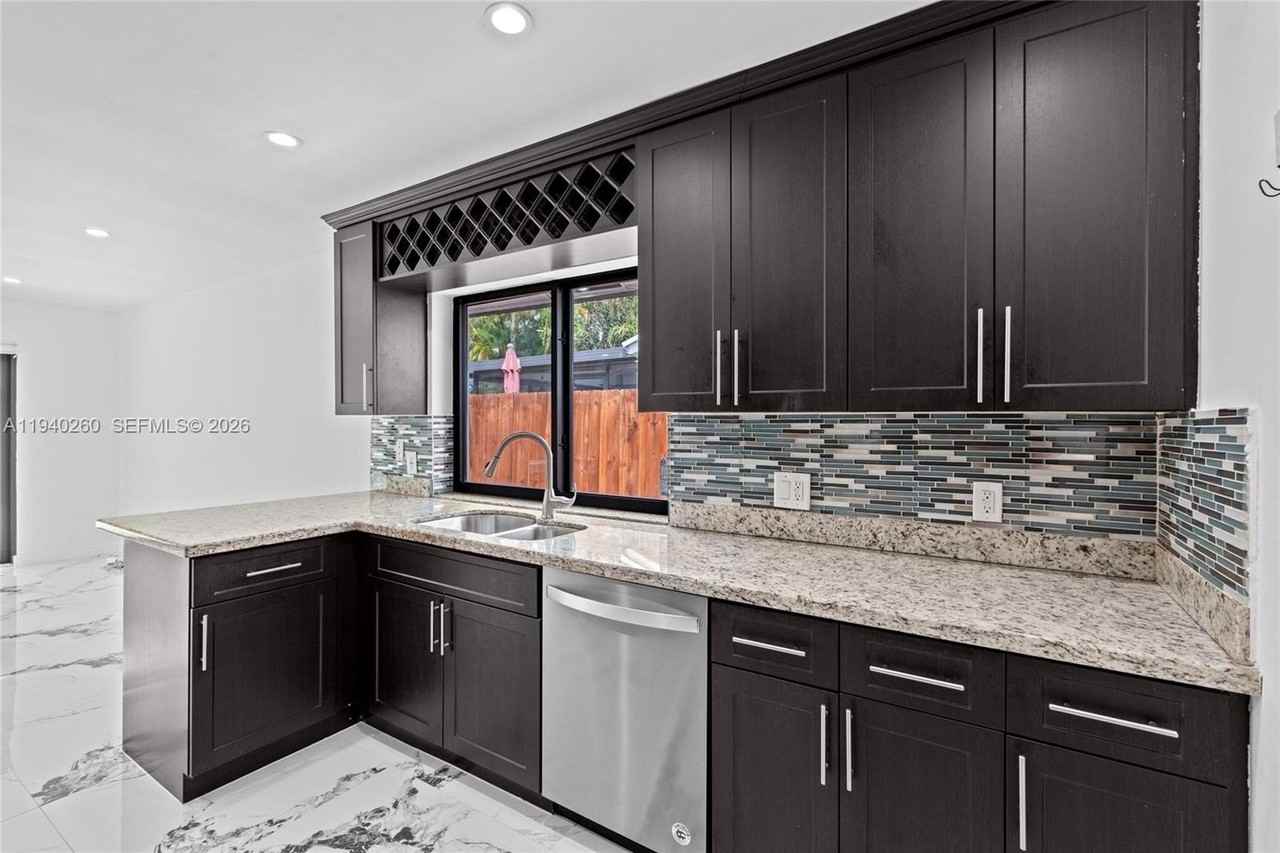 730 Sw 95th Ter - Photo 2 of 44