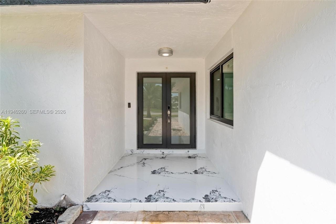 730 Sw 95th Ter - Photo 3 of 44