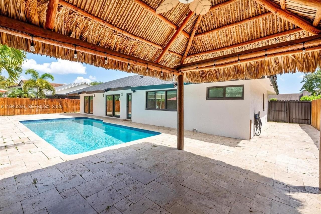 730 Sw 95th Ter - Photo 4 of 44