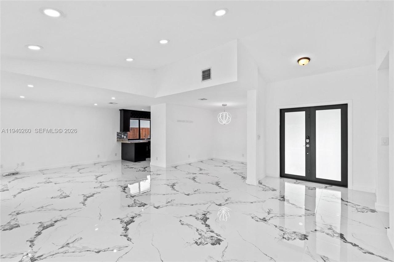 730 Sw 95th Ter - Photo 7 of 44