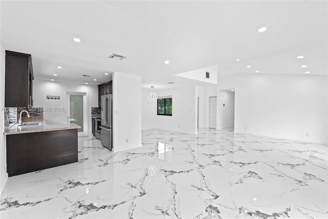 730 Sw 95th Ter - Photo 4 of 37