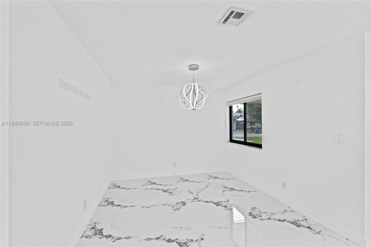 730 Sw 95th Ter - Photo 5 of 37