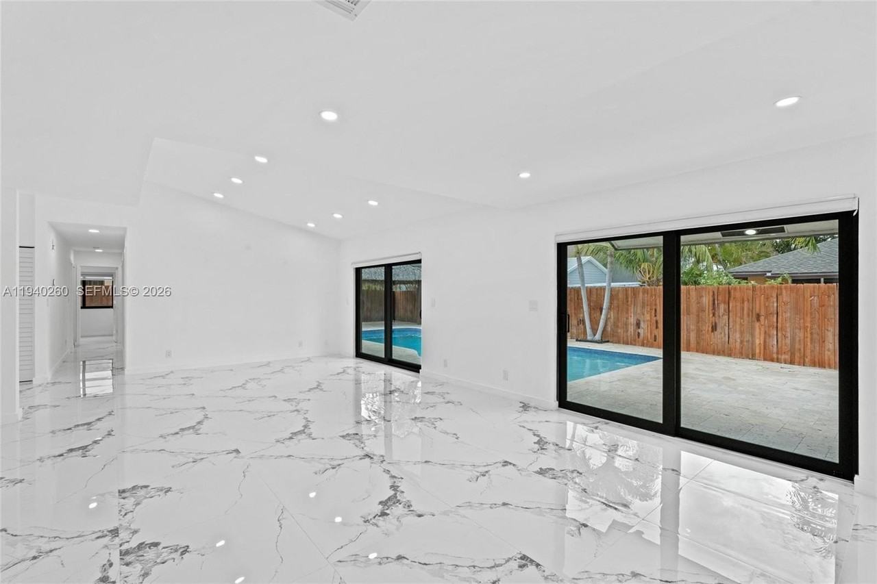 730 Sw 95th Ter - Photo 7 of 37