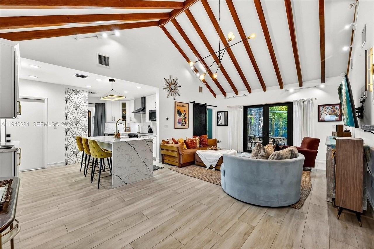 8225 Ne 8th Ct - Photo 3 of 36