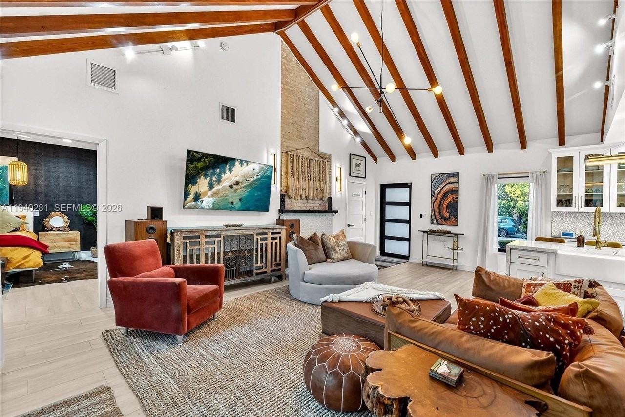 8225 Ne 8th Ct - Photo 4 of 36