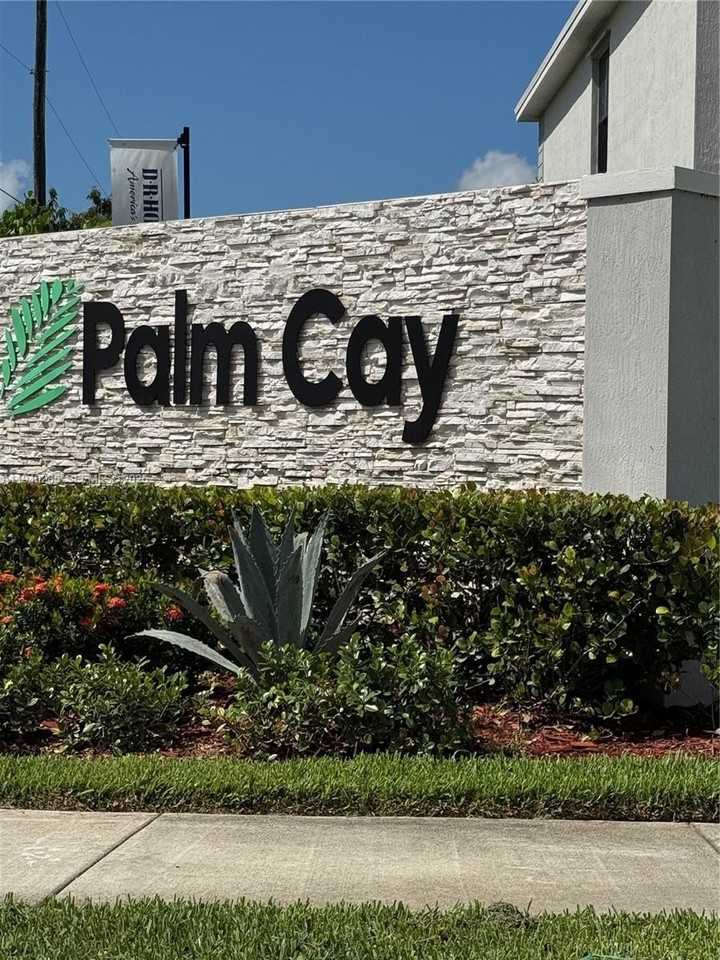 466 Ne 12th St - Photo 2 of 35