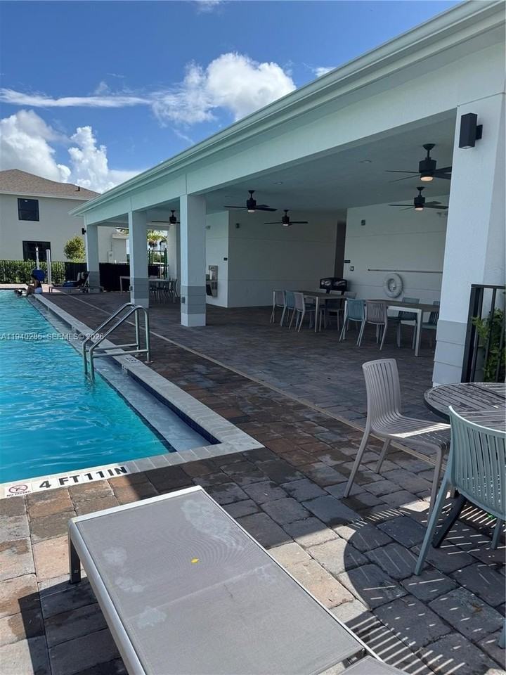 466 Ne 12th St - Photo 4 of 35