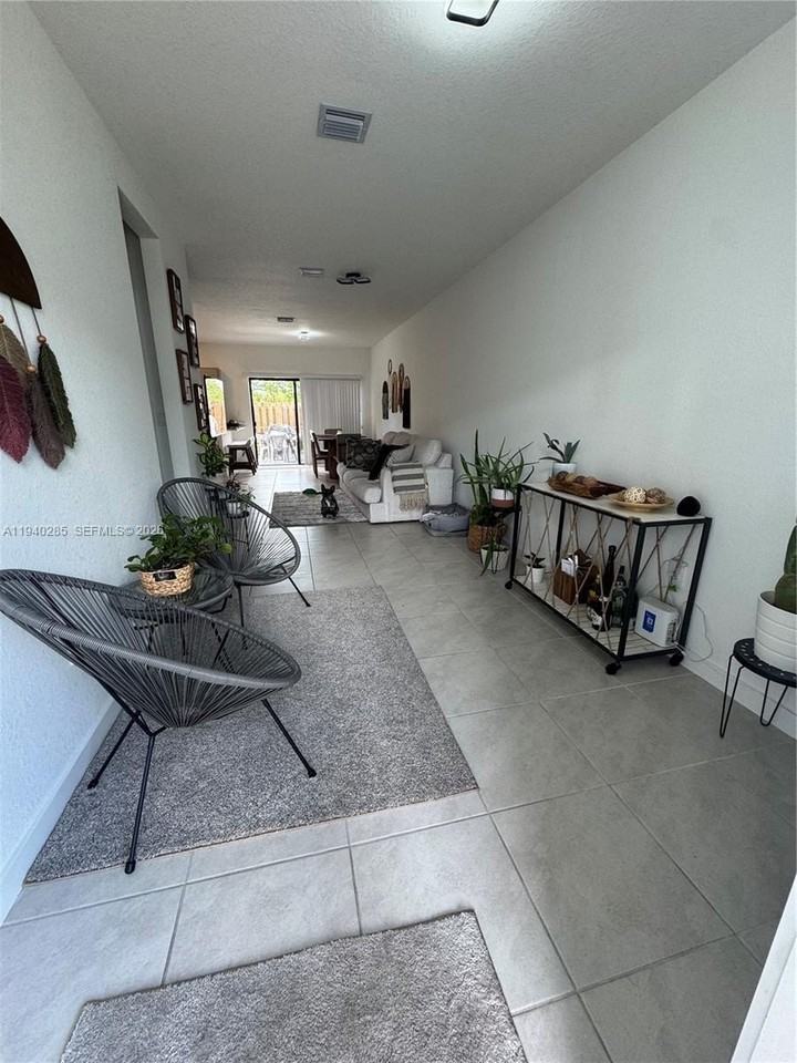 466 Ne 12th St - Photo 6 of 35