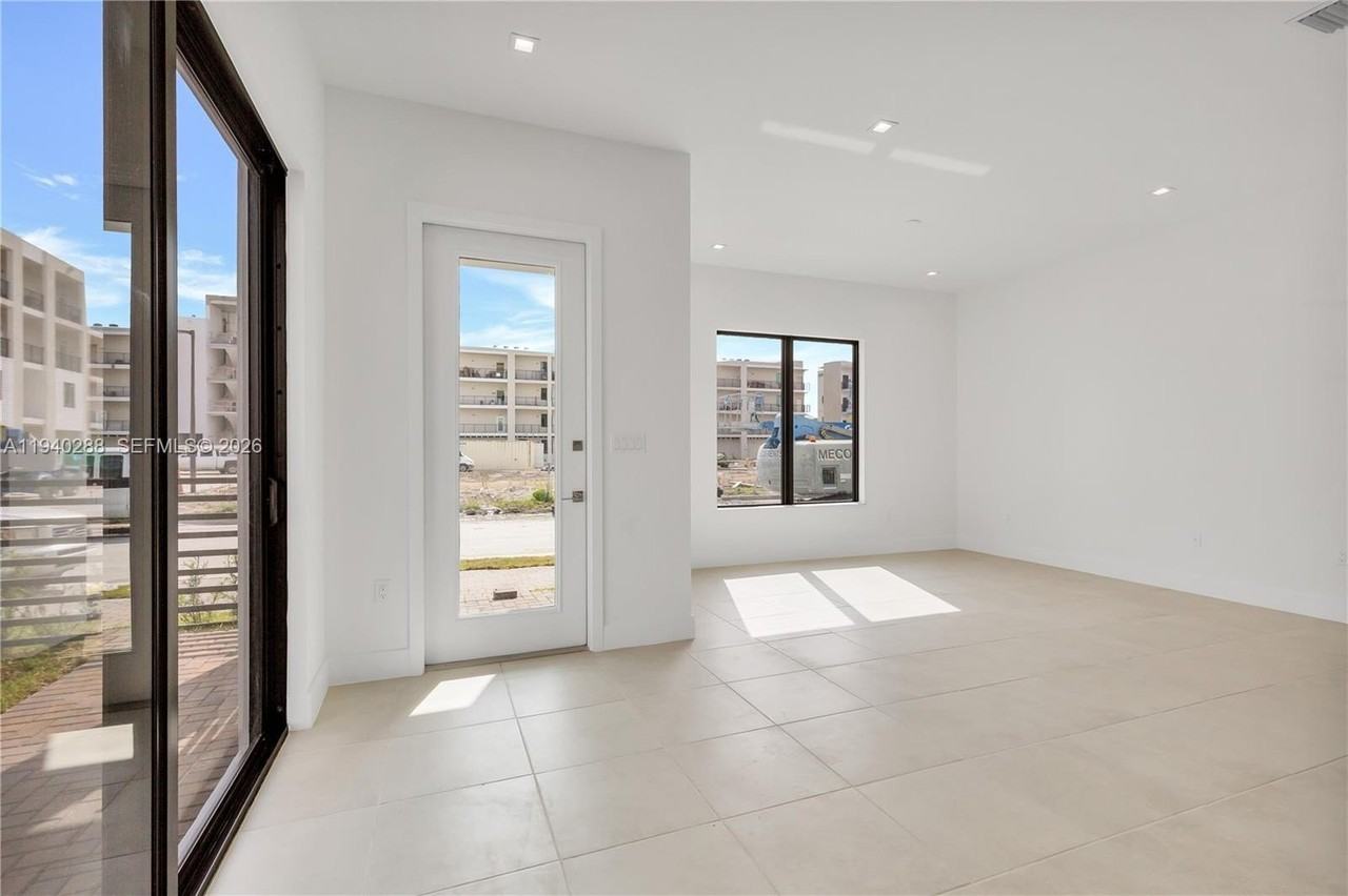 8037 Nw 42nd St - Photo 4 of 50