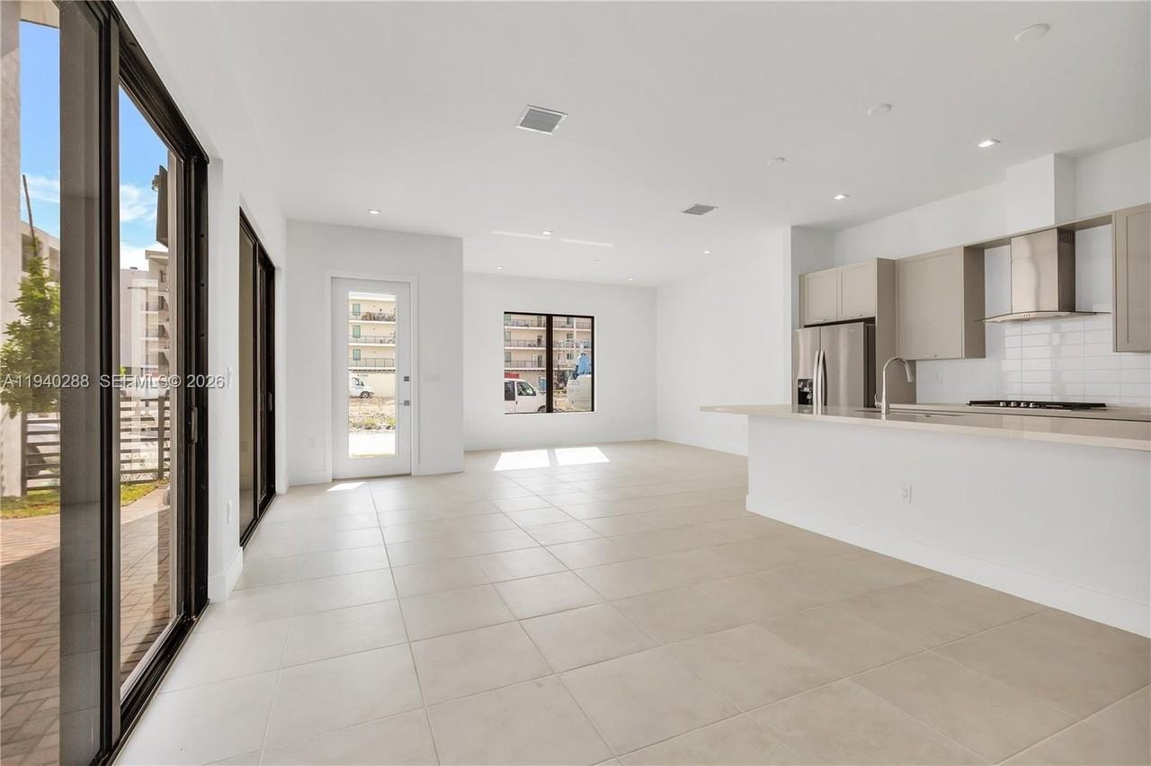 8037 Nw 42nd St - Photo 5 of 50