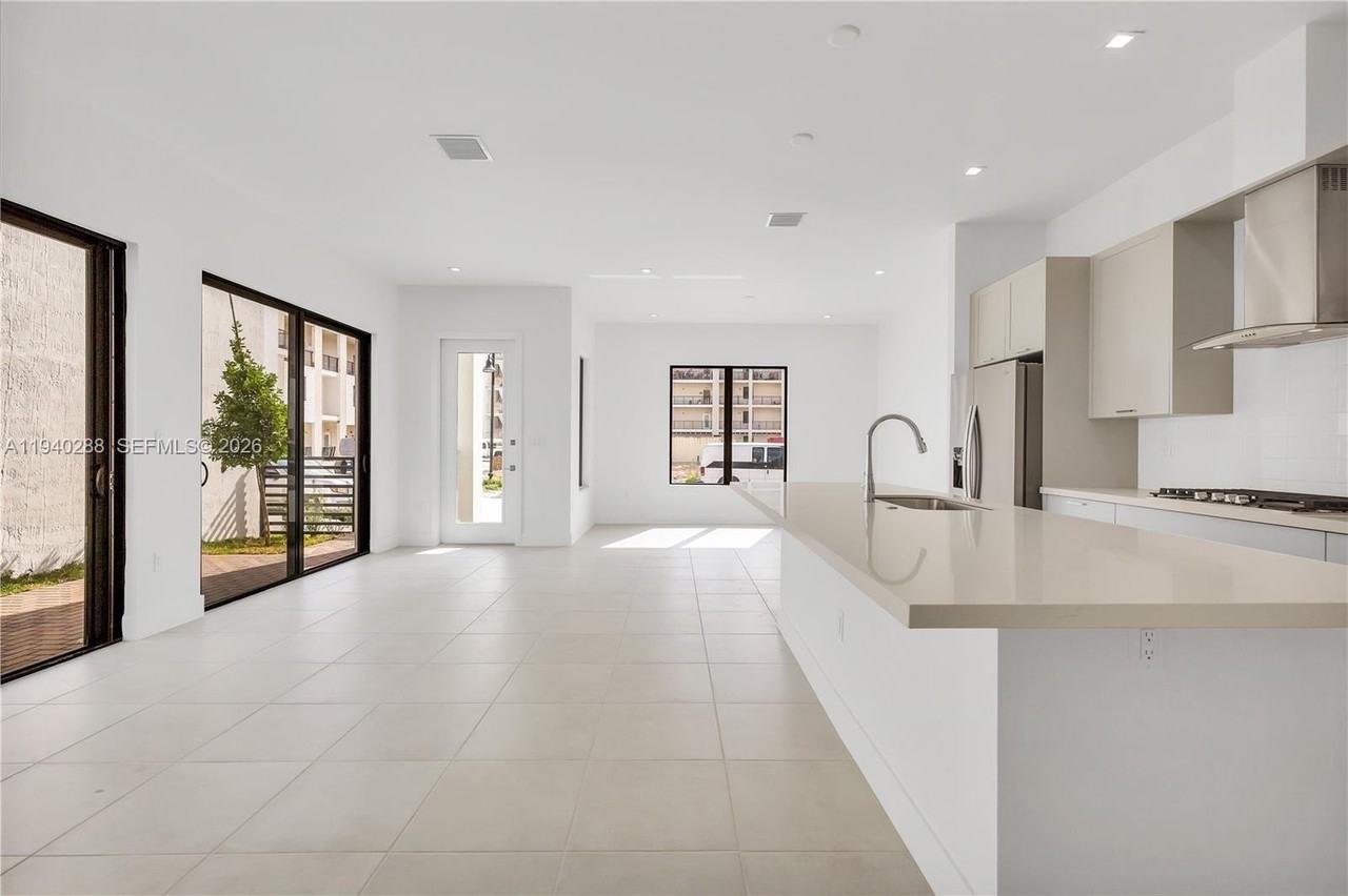 8037 Nw 42nd St - Photo 6 of 50