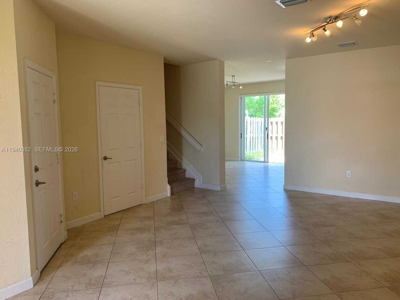 11369 Nw 87th Ln - Photo 4 of 5