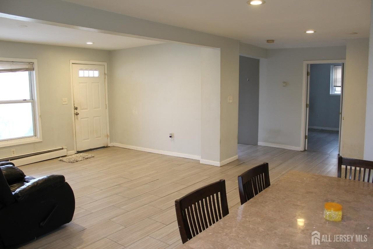 899 Green St #1st - Photo 5 of 45