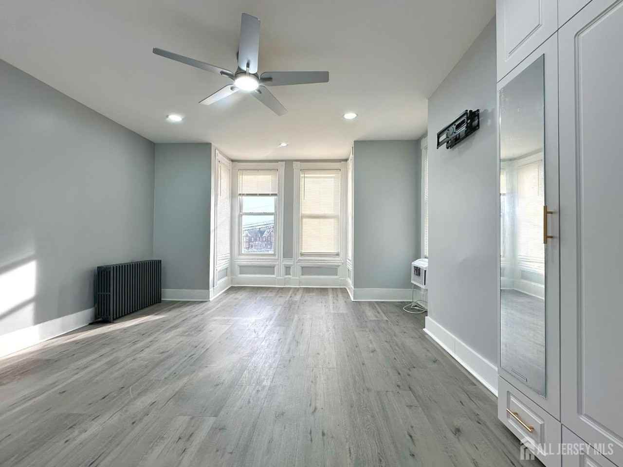 209 New St - Photo 2 of 14