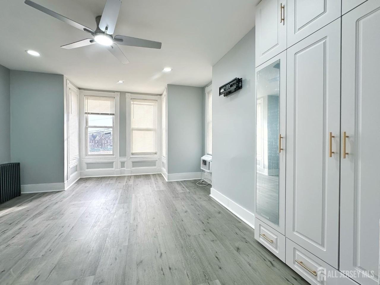 209 New St - Photo 3 of 14