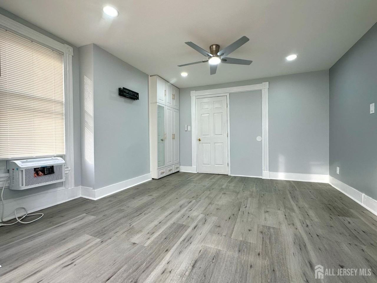 209 New St - Photo 4 of 14