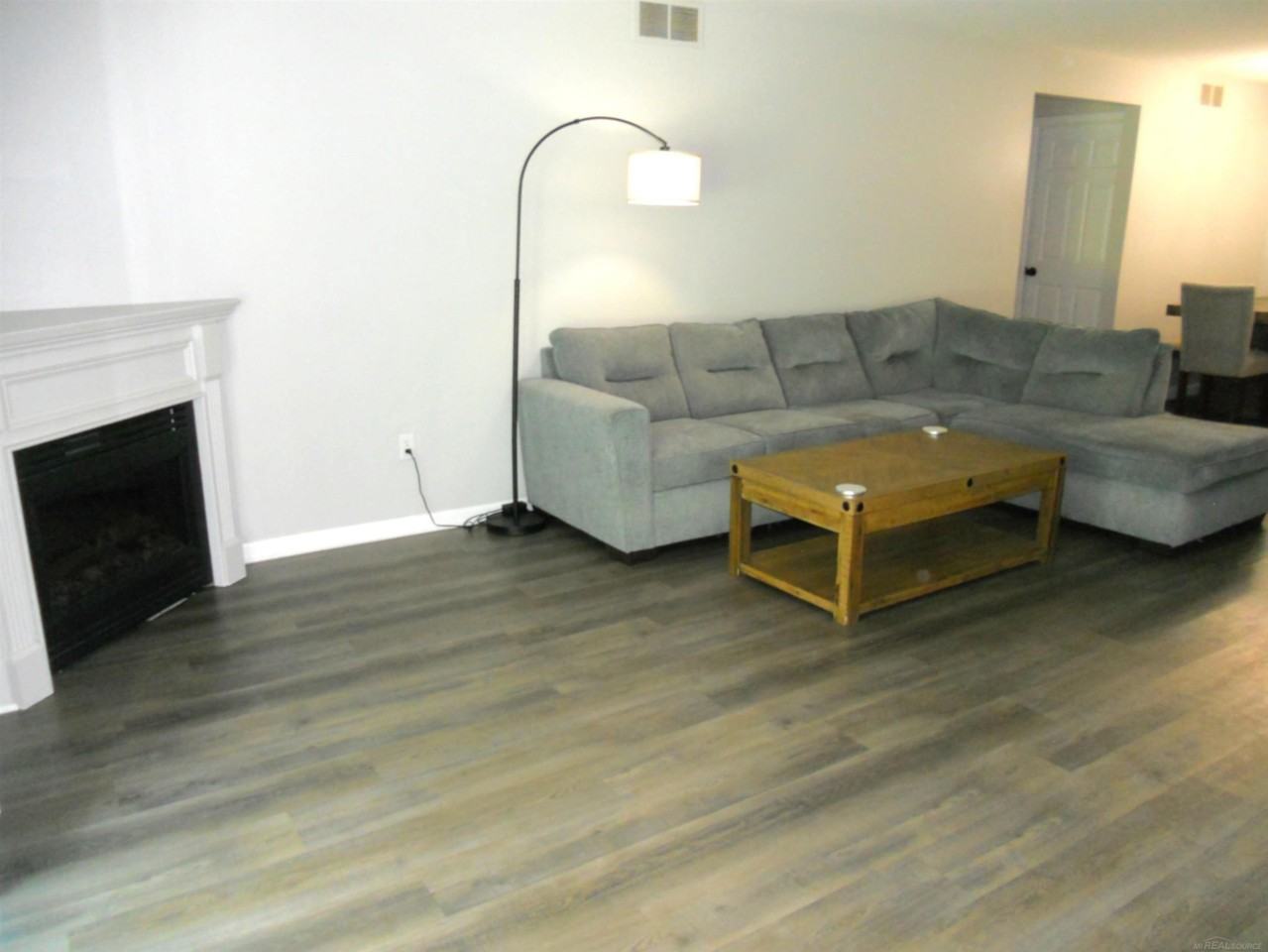 21015 Cooper Dr - Photo 4 of 44