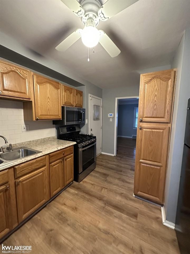 20219 Moross Rd - Photo 7 of 34