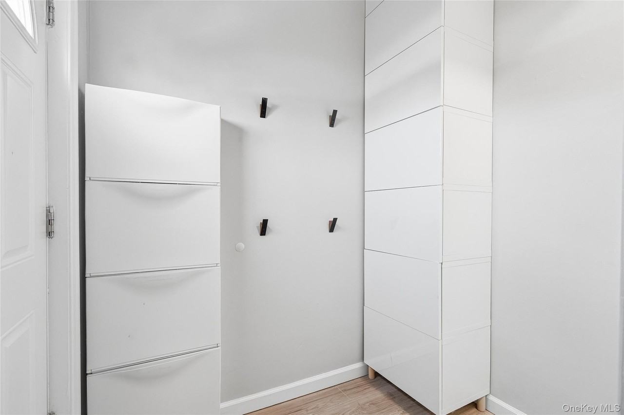 78 Maple Ave - Photo 3 of 31