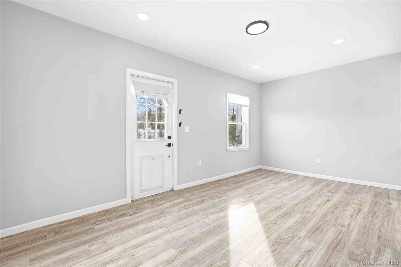 78 Maple Ave - Photo 5 of 31