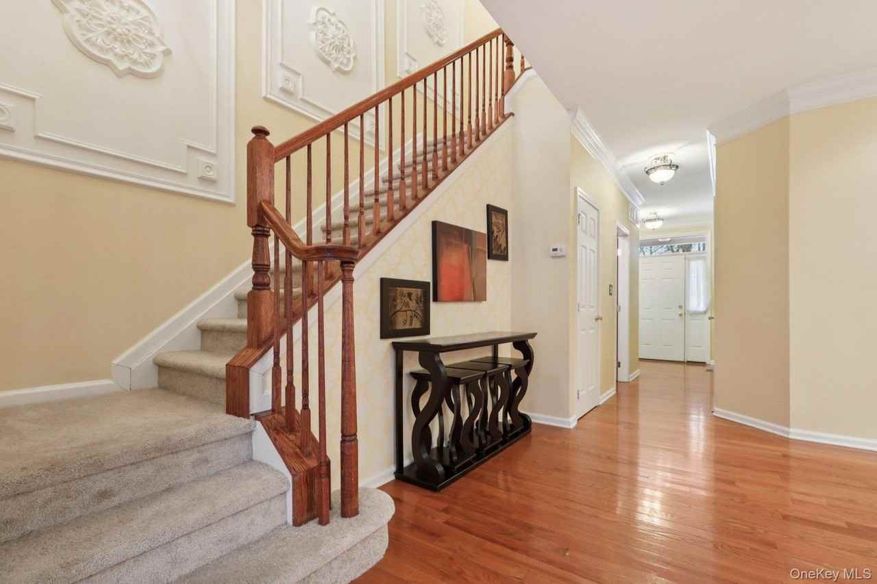 4 Webster Ct - Photo 5 of 50