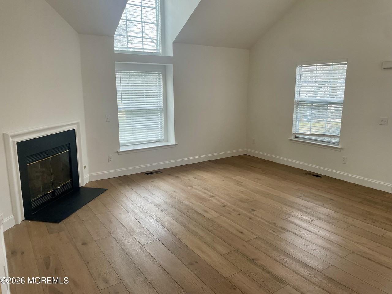 44 Racquet Rd - Photo 3 of 33