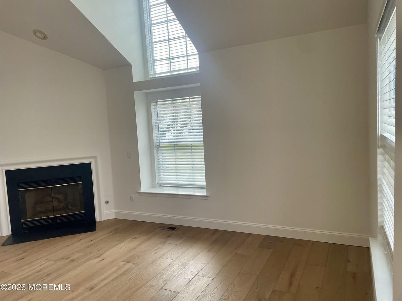 44 Racquet Rd - Photo 5 of 33