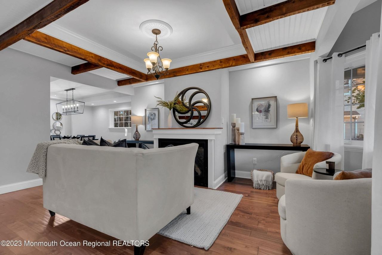 447 W Park Ave - Photo 2 of 33