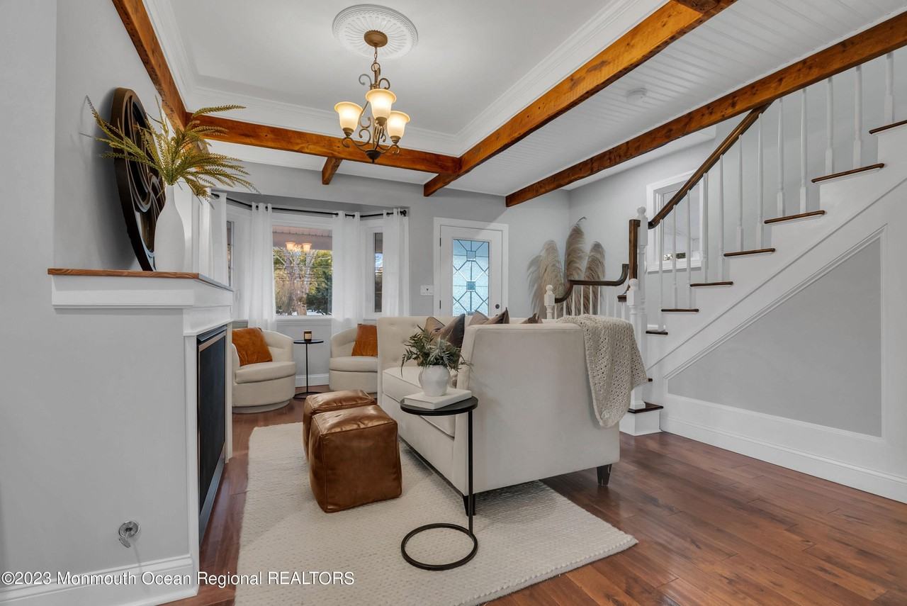 447 W Park Ave - Photo 3 of 33