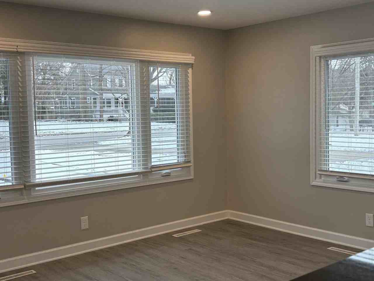 5552 Lyman Ave - Photo 2 of 11