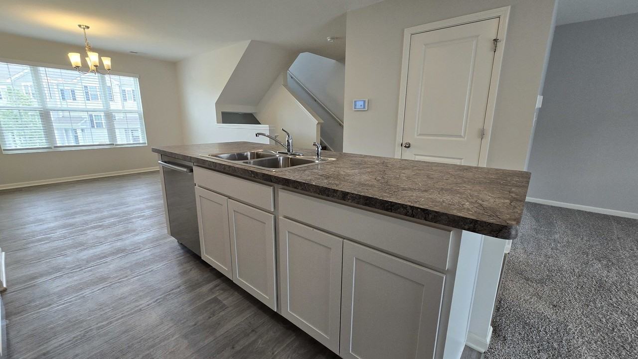 2484 Alison Ave - Photo 7 of 28