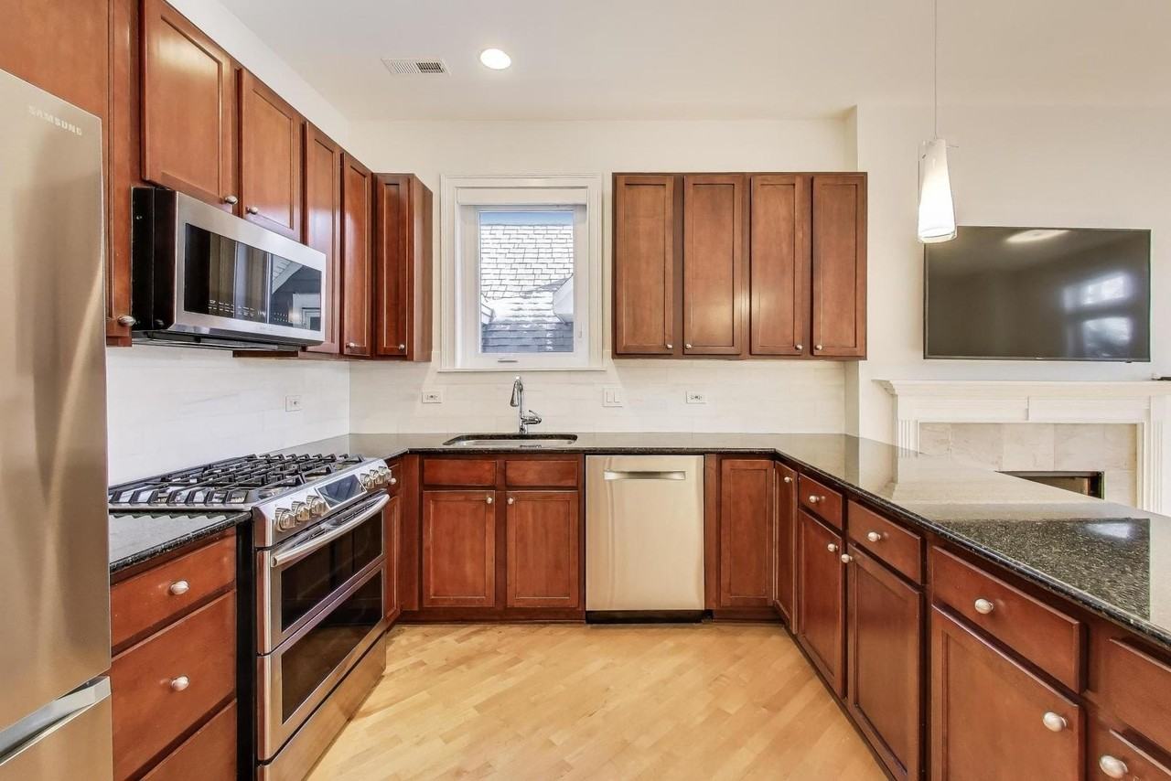 2128 W Walton St Apt 2e #2E - Photo 6 of 21