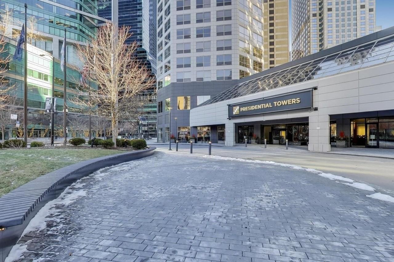 555 W Madison St Apt 3502 #3502 - Photo 5 of 18