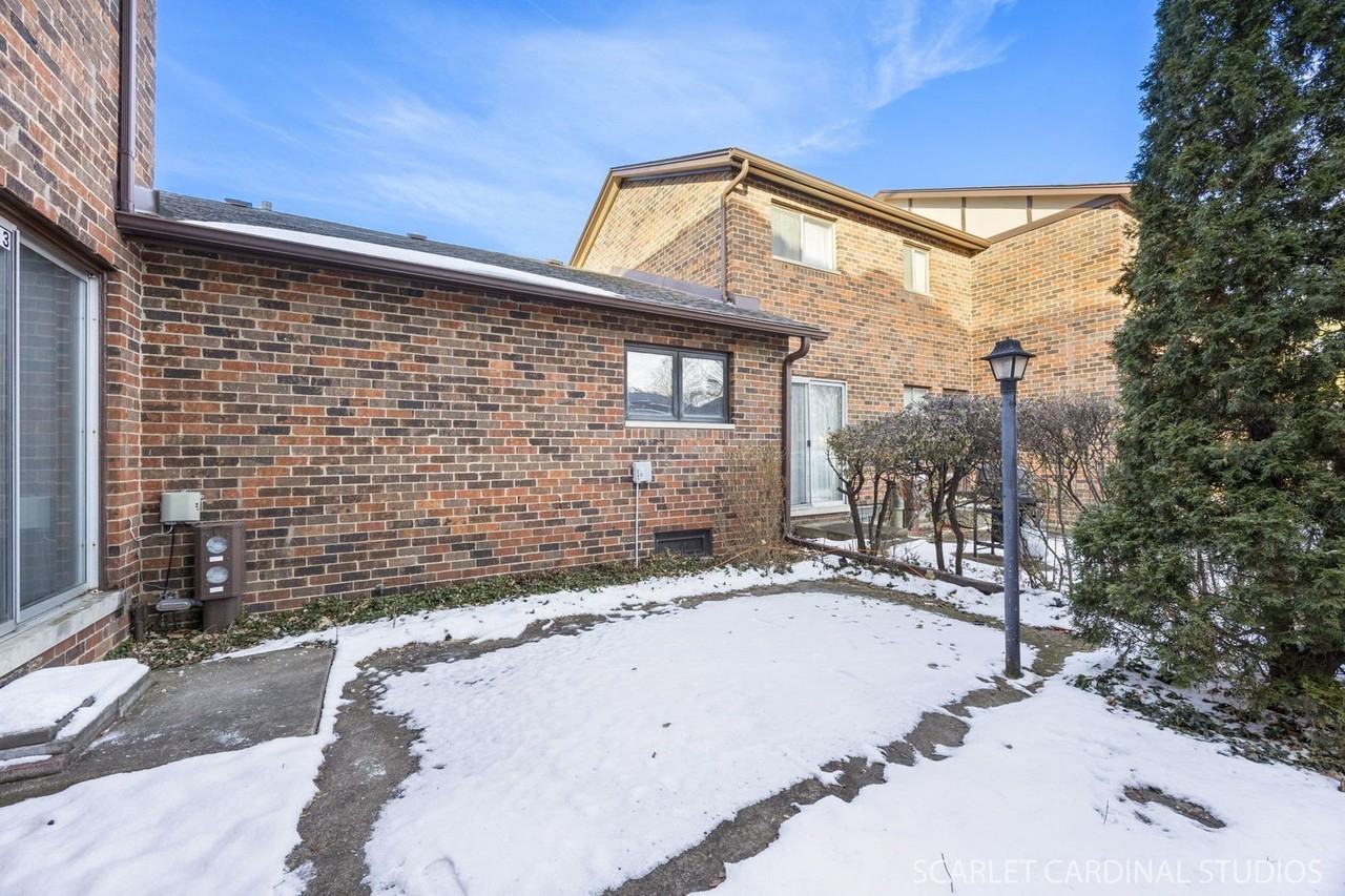 1S213 Holyoke Ln - Photo 2 of 12