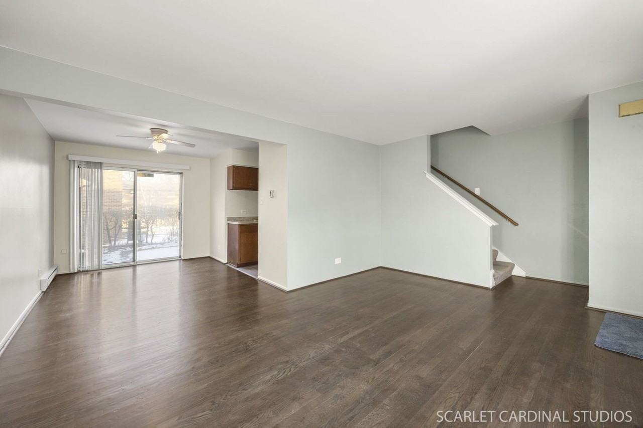 1S213 Holyoke Ln - Photo 4 of 12