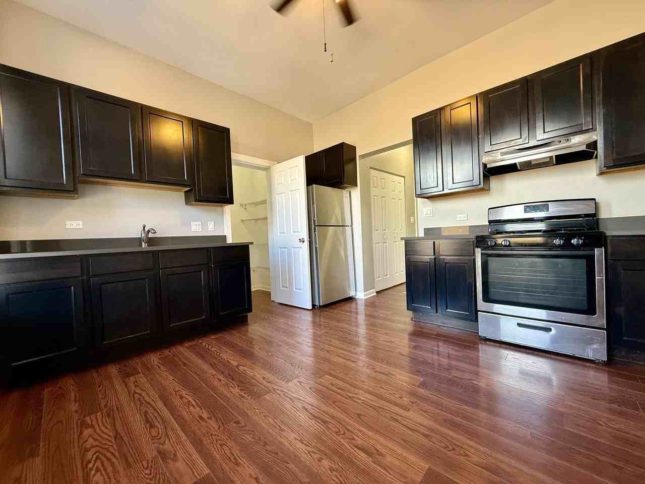 3235 S Racine Ave Apt 2m #2M - Photo 2 of 11