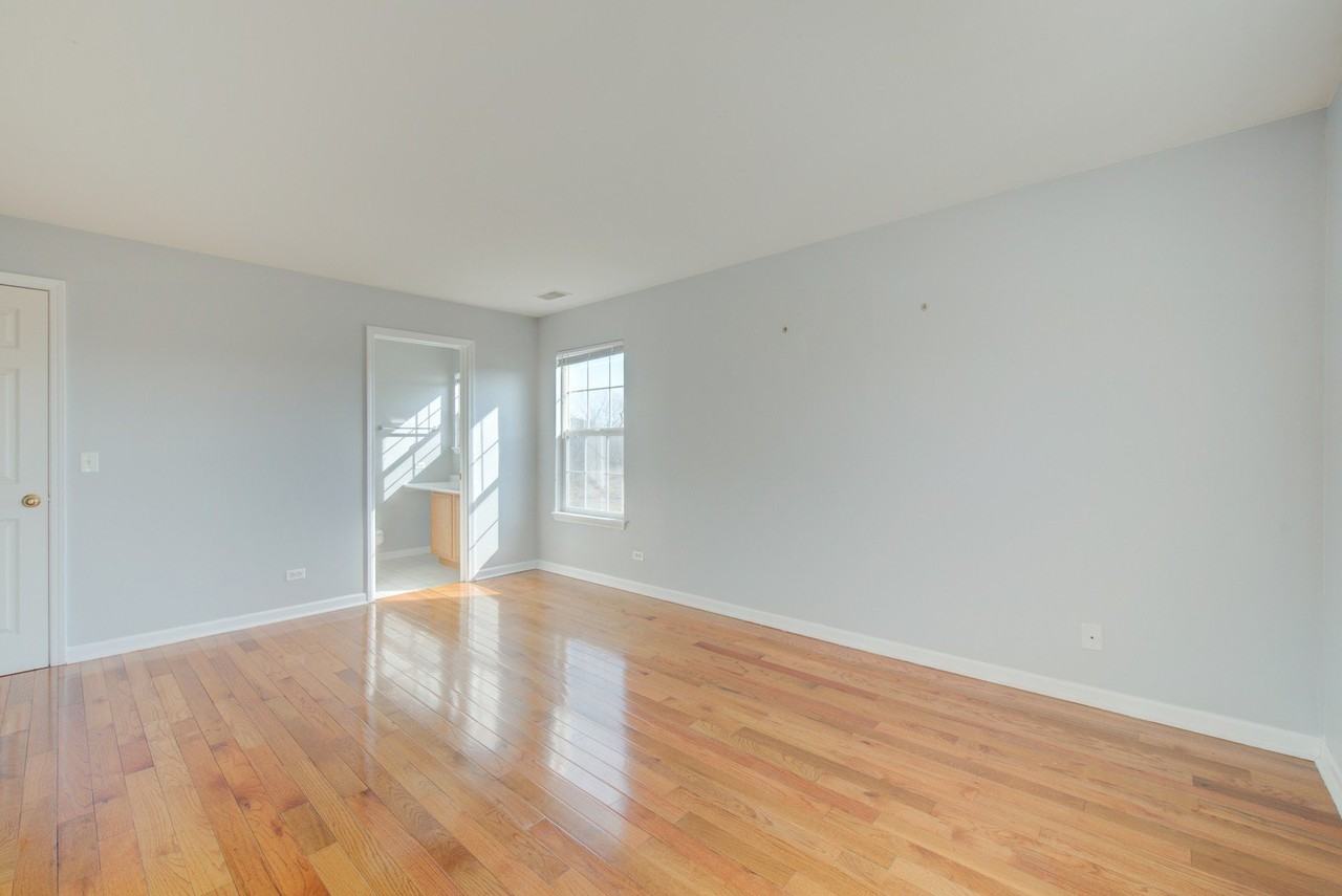 974 N Village Dr Unit 4 #4 - Photo 3 of 31