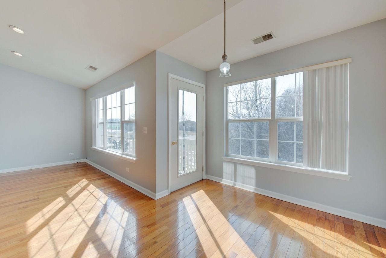 974 N Village Dr Unit 4 #4 - Photo 6 of 31