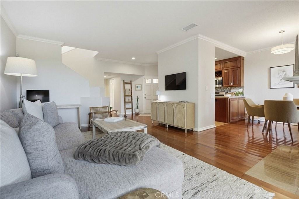 105 Fleurance St - Photo 7 of 50