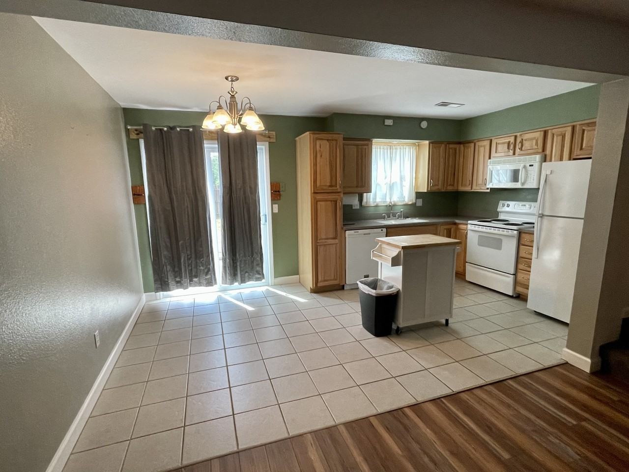 1102 Pine Ct Apt B - Photo 3 of 23